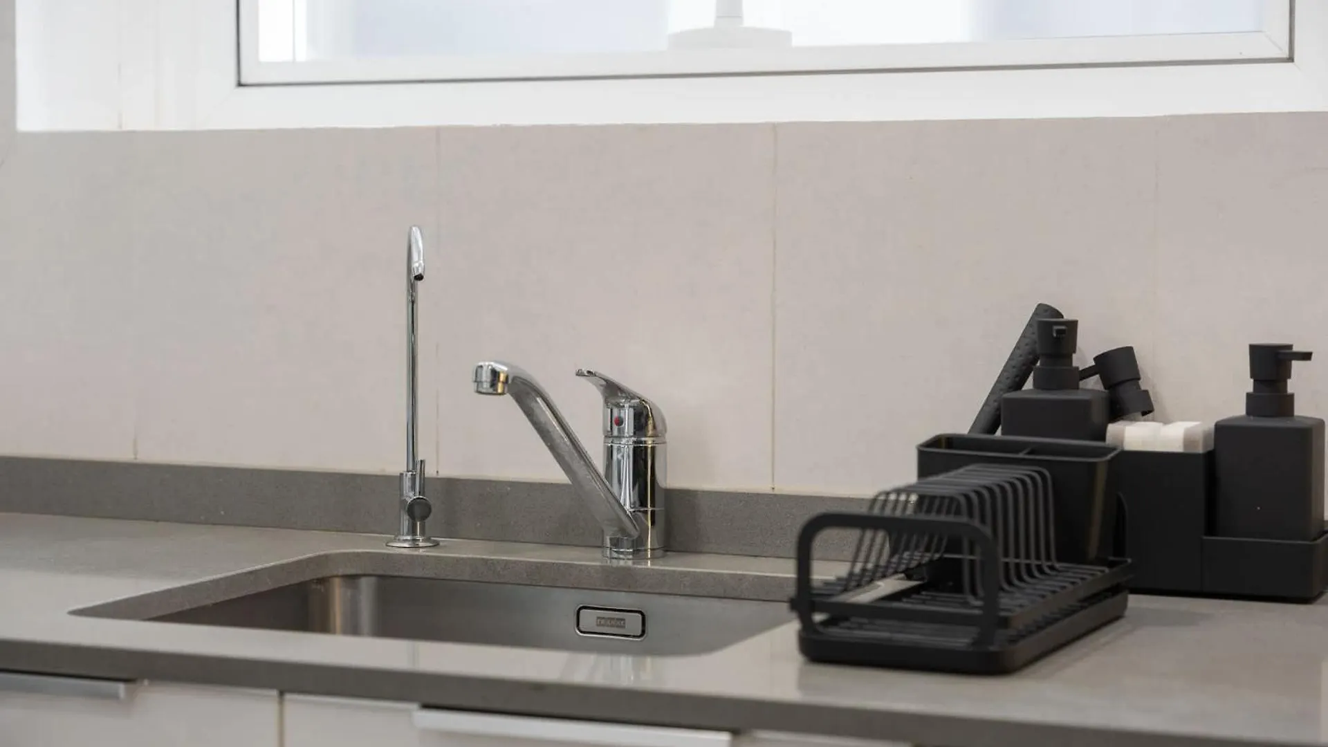 Sophisticated 1 Bedroom Apartment In Bloom Tower B 두바이 아랍에미리트