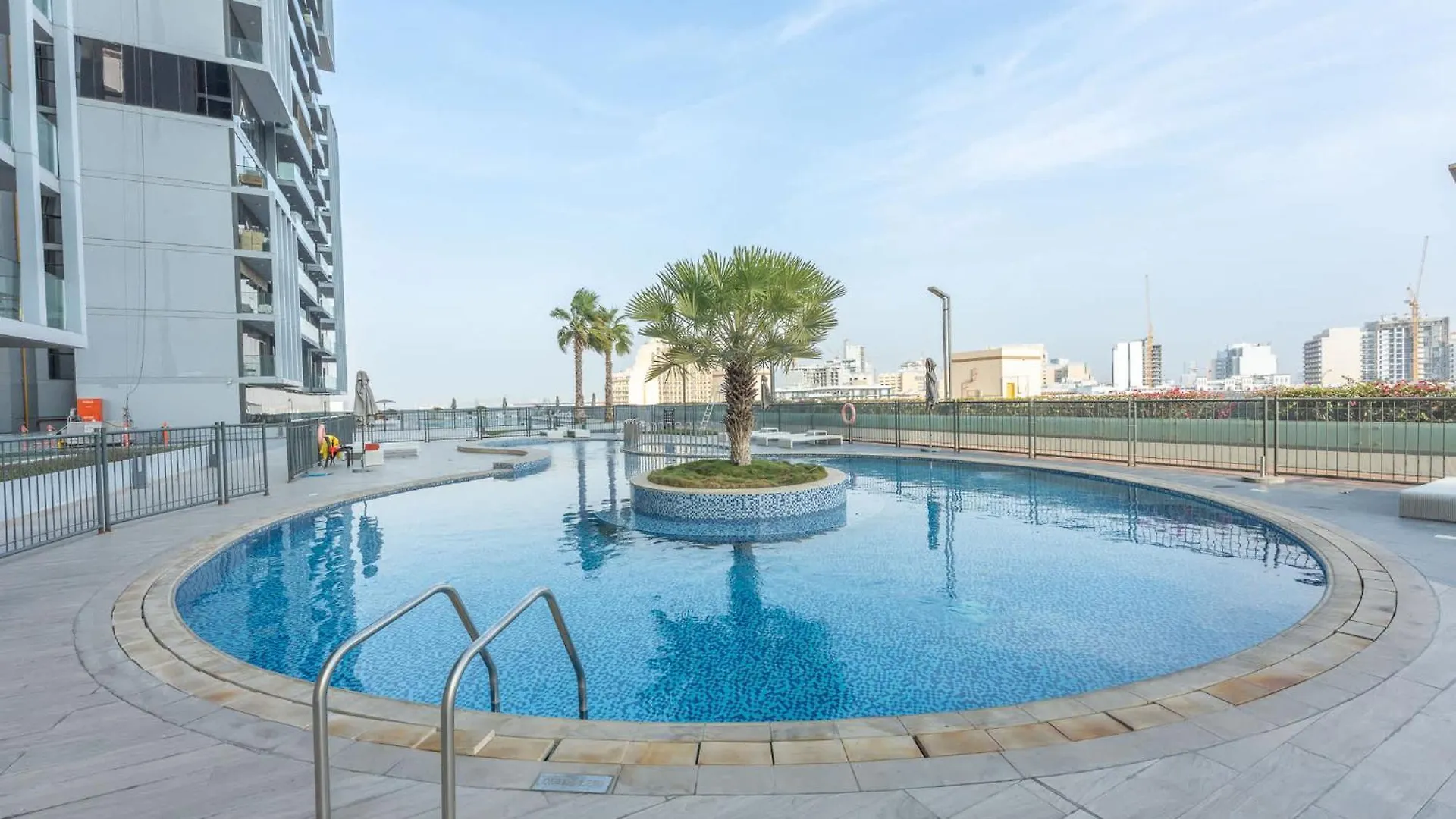 Sophisticated 1 Bedroom Apartment In Bloom Tower B 두바이 0*,  아랍에미리트