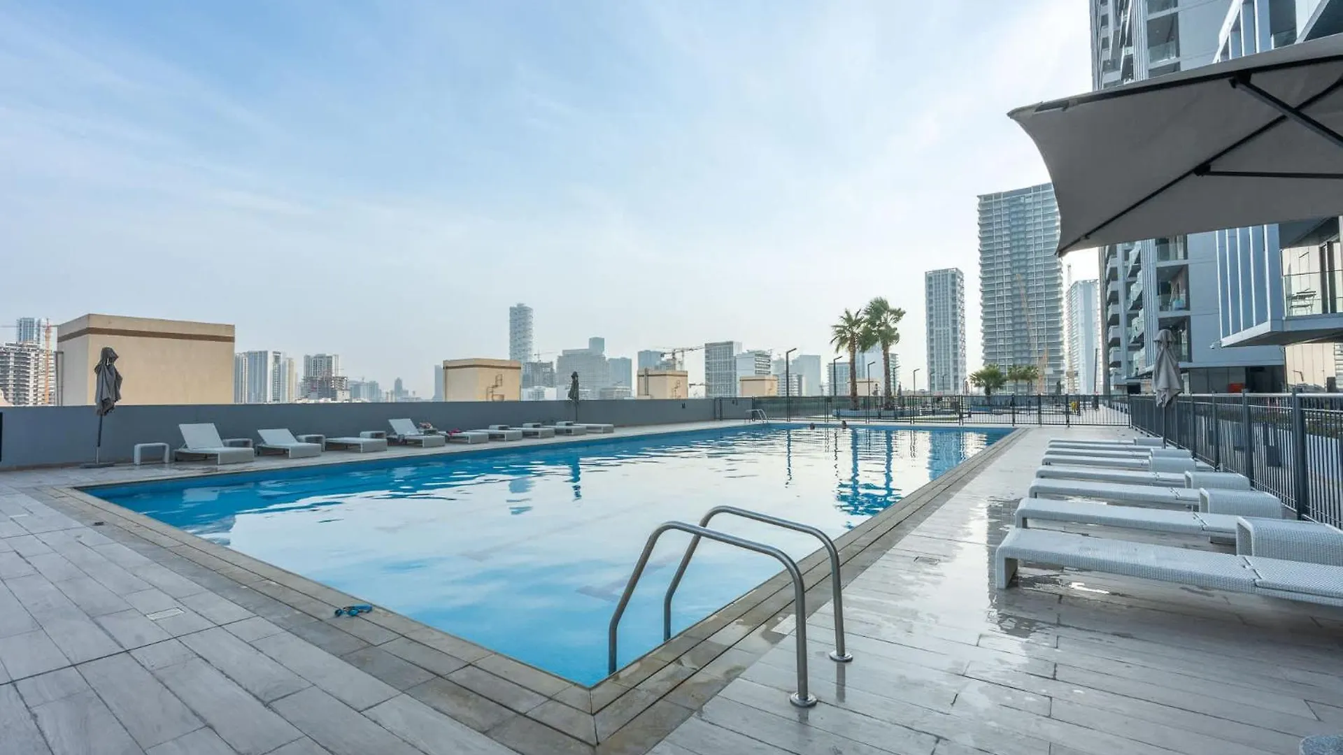 Sophisticated 1 Bedroom Apartment In Bloom Tower B 두바이
