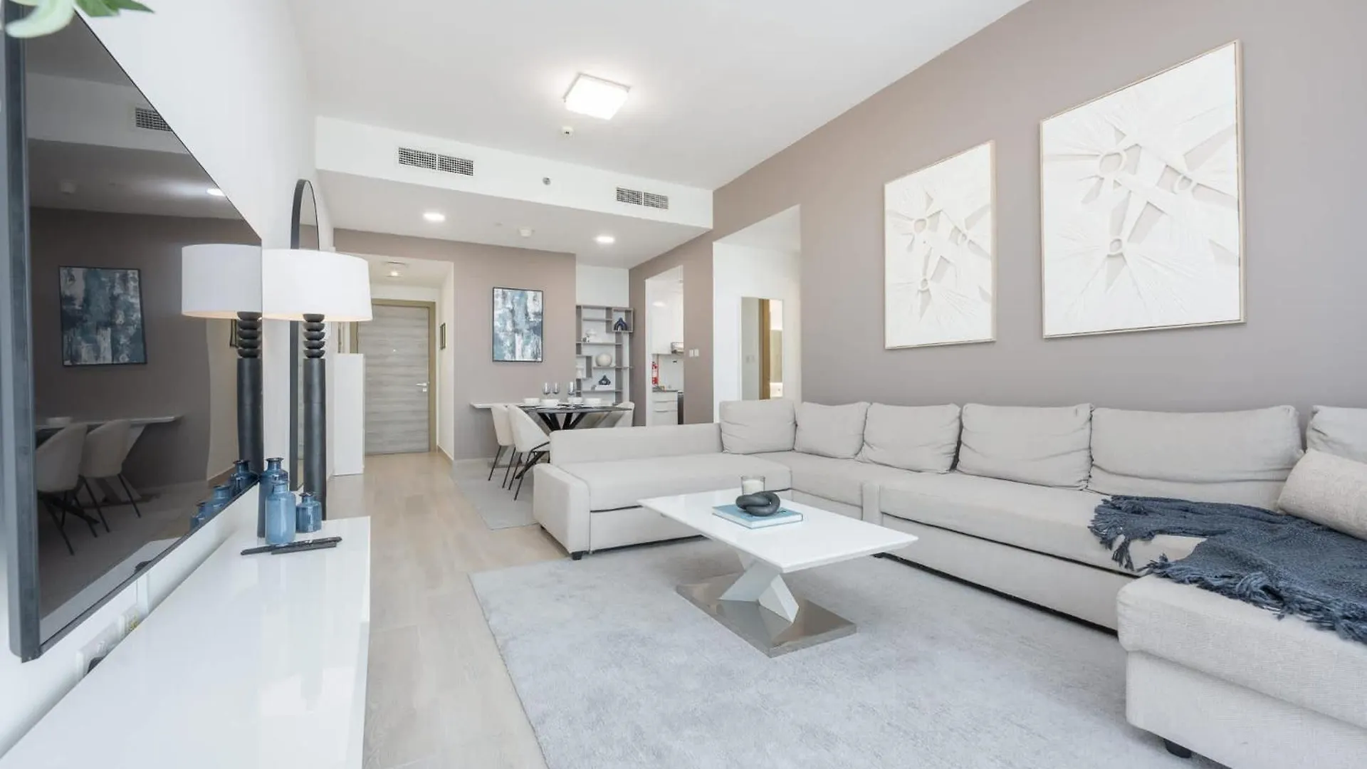 Sophisticated 1 Bedroom Apartment In Bloom Tower B 두바이