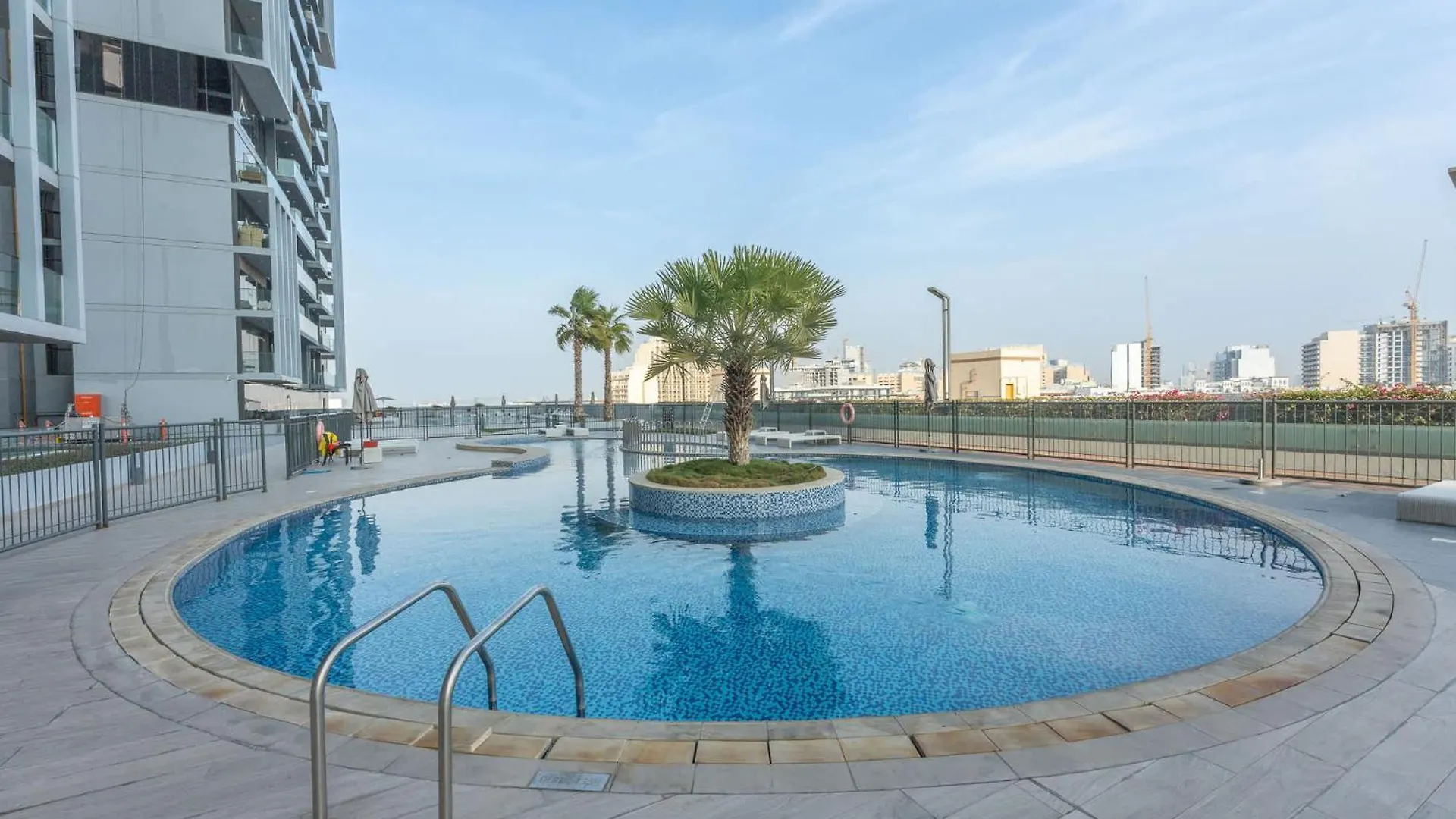 Sophisticated 1 Bedroom Apartment In Bloom Tower B 두바이
