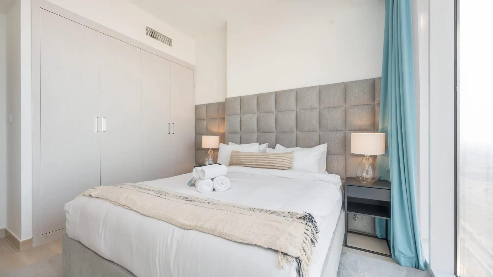 Sophisticated 1 Bedroom Apartment In Bloom Tower B 두바이 아랍에미리트