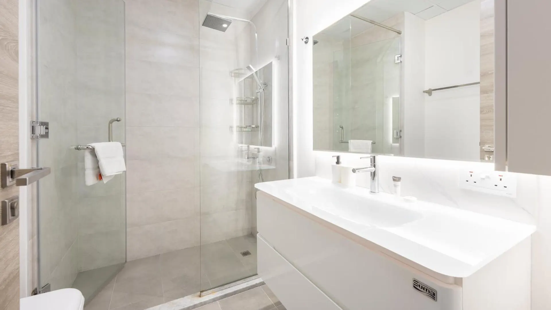 Sophisticated 1 Bedroom Apartment In Bloom Tower B Dubai